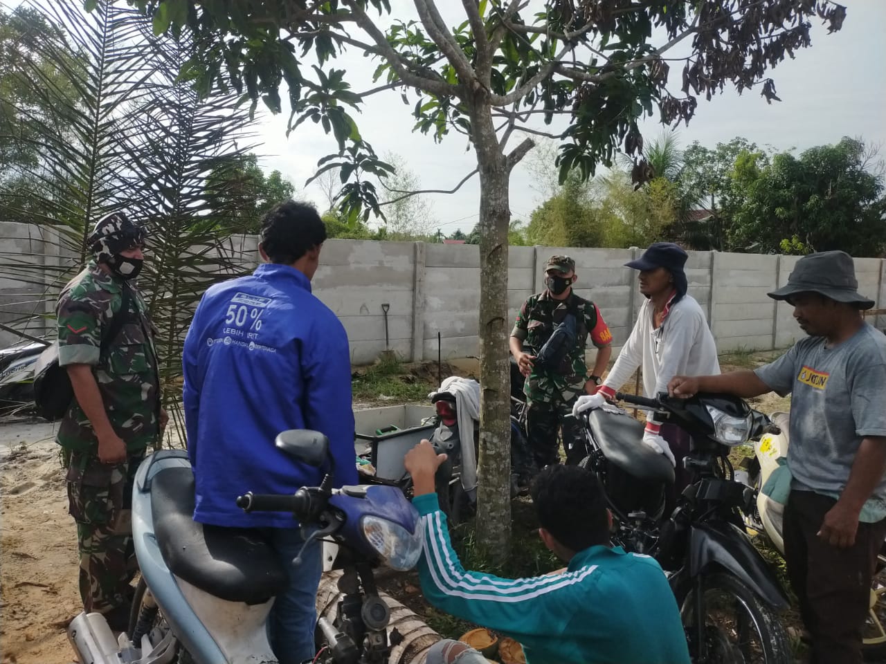 Koptu M. Silaban dan Kopda Muchsin Sosialisasi Karhutla di Desa Petani