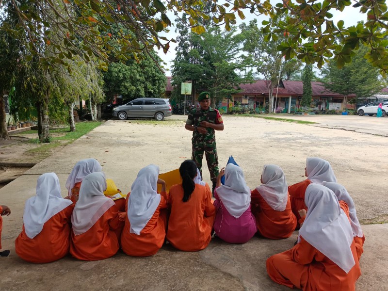 Babinsa Sertu Awaluddin, Berikan Penyuluhan Pancasila Kepada Siswa SMPN 3 Bathin Solapan