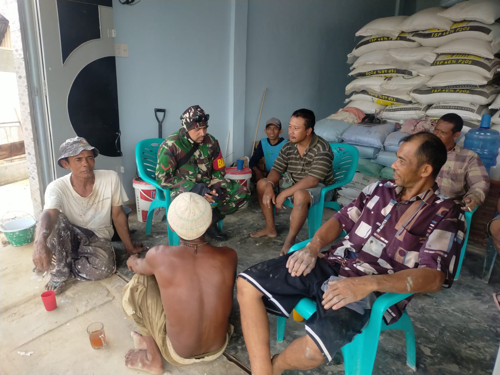 Babinsa Kopda Muchsin Sosialisasi Karhutla di Desa Sungai Meranti