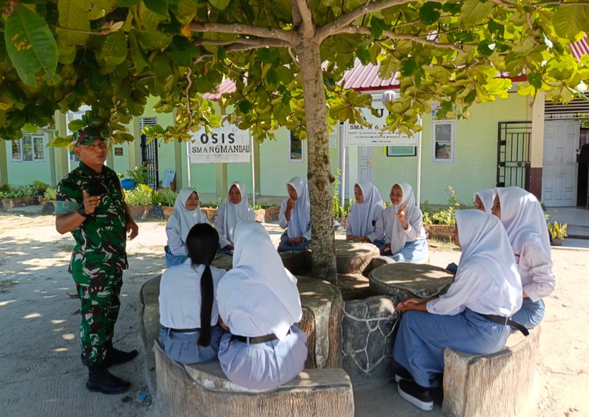 Babinsa Sertu Awaluddin Berikan Penyuluhan Pancasila Kepada Siswa SMAN 3 Mandau