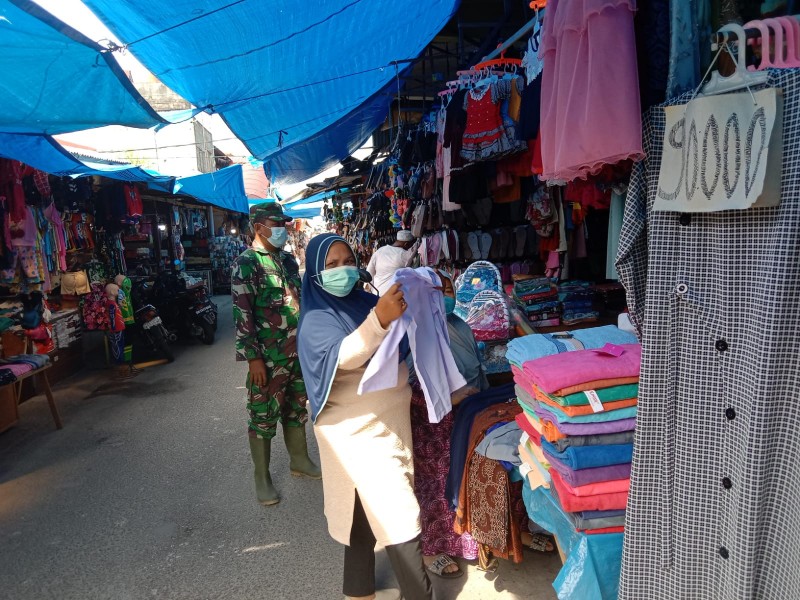 Penegakan Protkes Untuk Cegah Covid, Babinsa Serka N. Saragih di Pasar Dewi Sartika