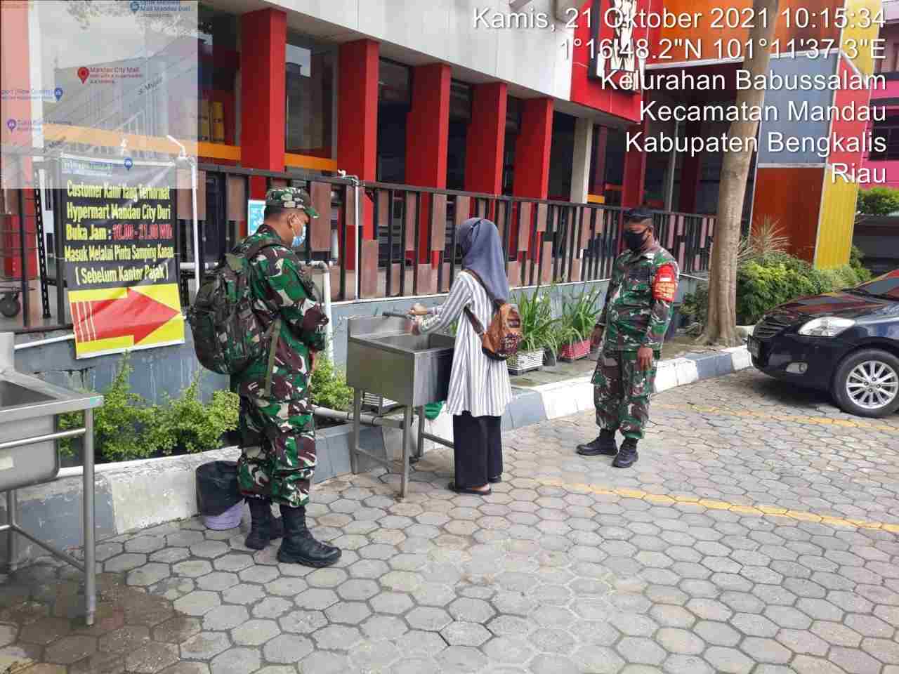 Himbau Protkes di Mancy, Serka Ristiyo dan Serda A.T. Silaban Berpesan Gunakan Masker