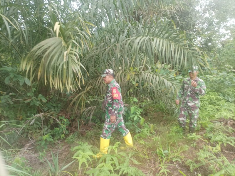 Gencar Laksanakan Patroli, Babinsa Koramil 03/Mandau Serka Fauzi dan Serda M. Fikri di Wilayah Duri