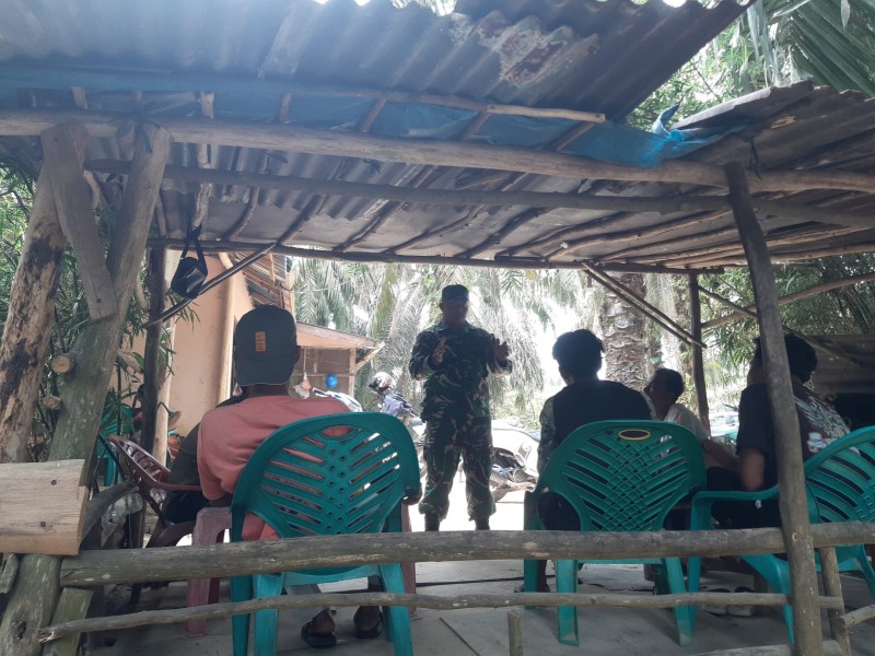 Babinsa Serma N. Saragih Berikan Penyuluhan Pancasila Kepada Warga Desa Tengganau, Bengkalis