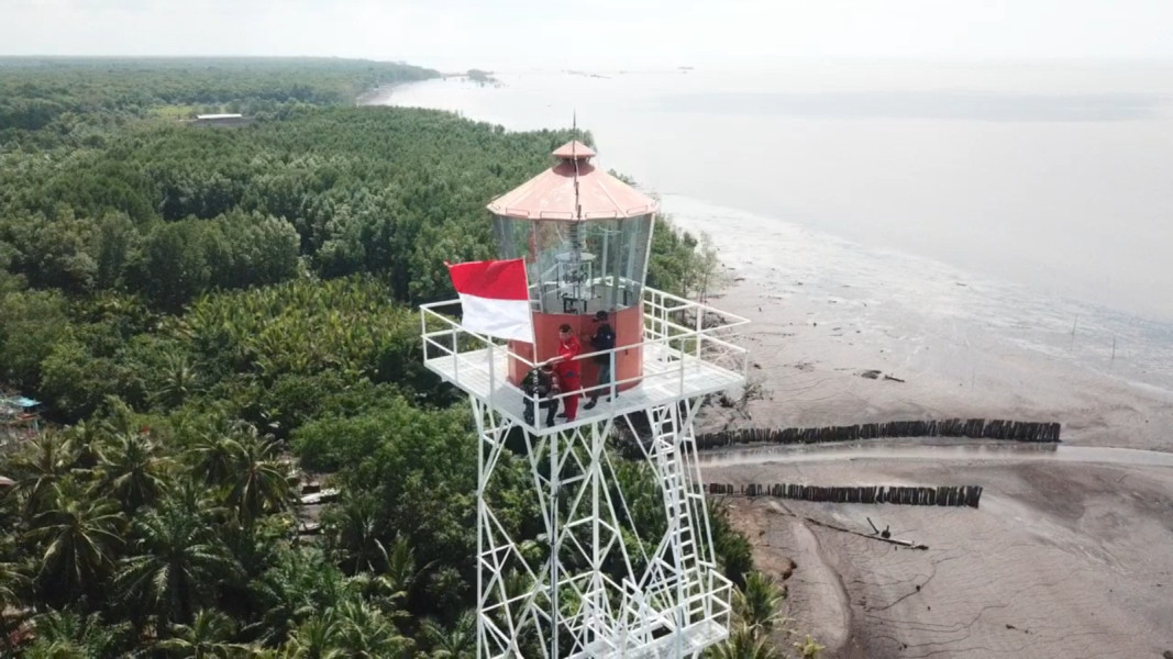 HUT RI Ke 78, Anggota TNI Kodim 0303/Bengkalis Kibarkan Bendera di Tower Navigas Pulau Terluar Bengkalis