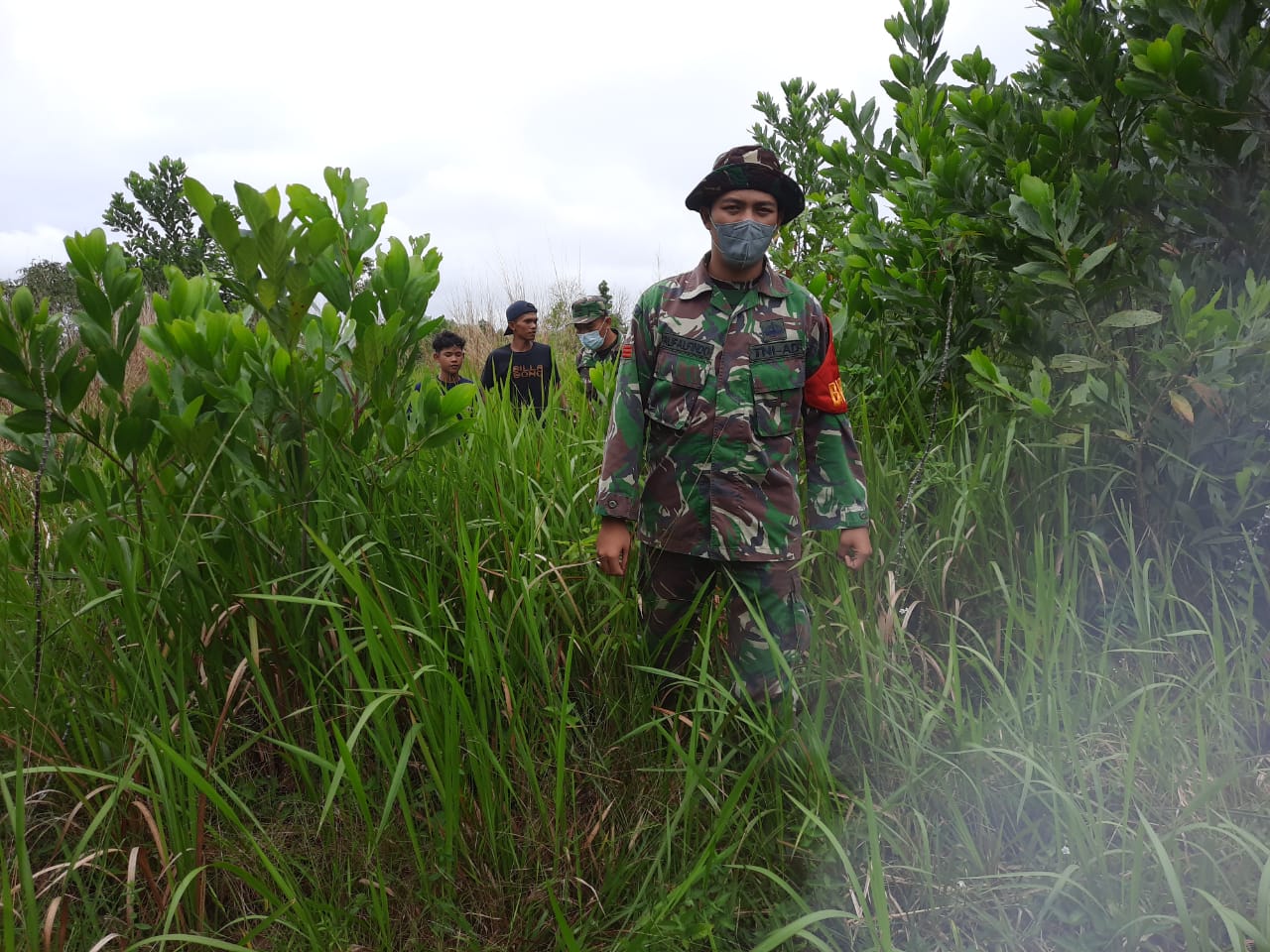 Serda Ramadhani dan Praka Alif Alfindo Patroli Karhutla di Kelurahan Air Jamban