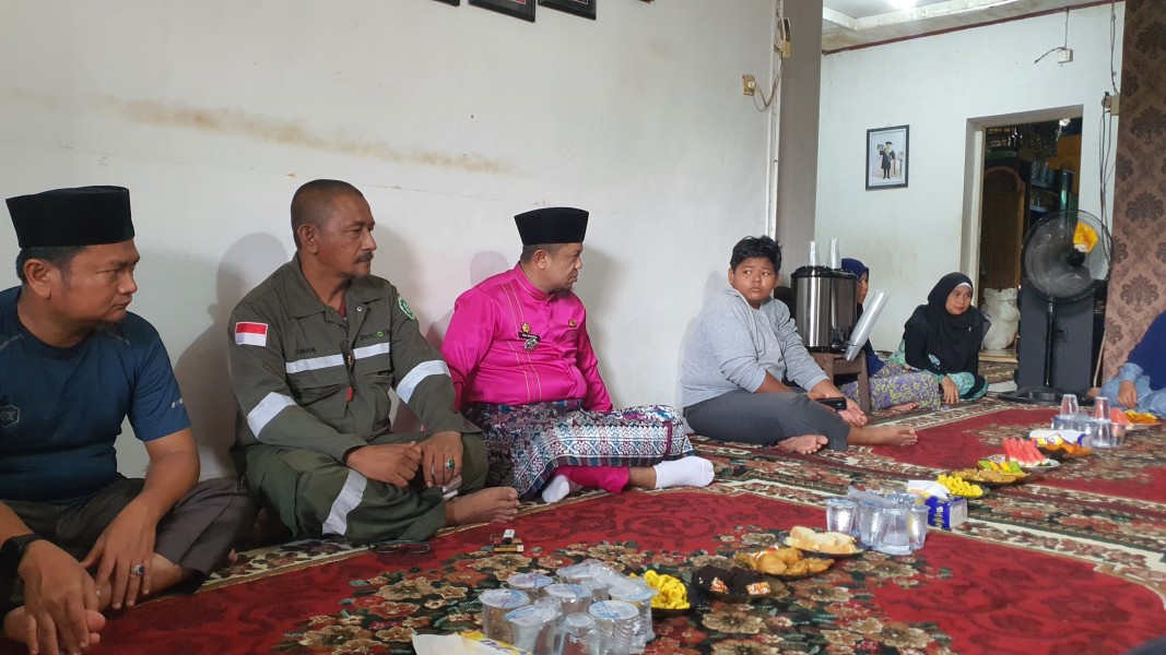 Camat Mandau Riki Rihardi Melayat kerumah Ketua RT 02, RW 23, Air Jamban, Kami Turut Berduka Cita