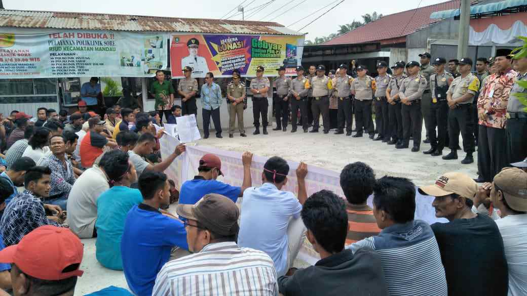 Pilkades Desa Kesumbo Ampai Ditunda, Warga Berdemo Depan Kantor Camat Batsol