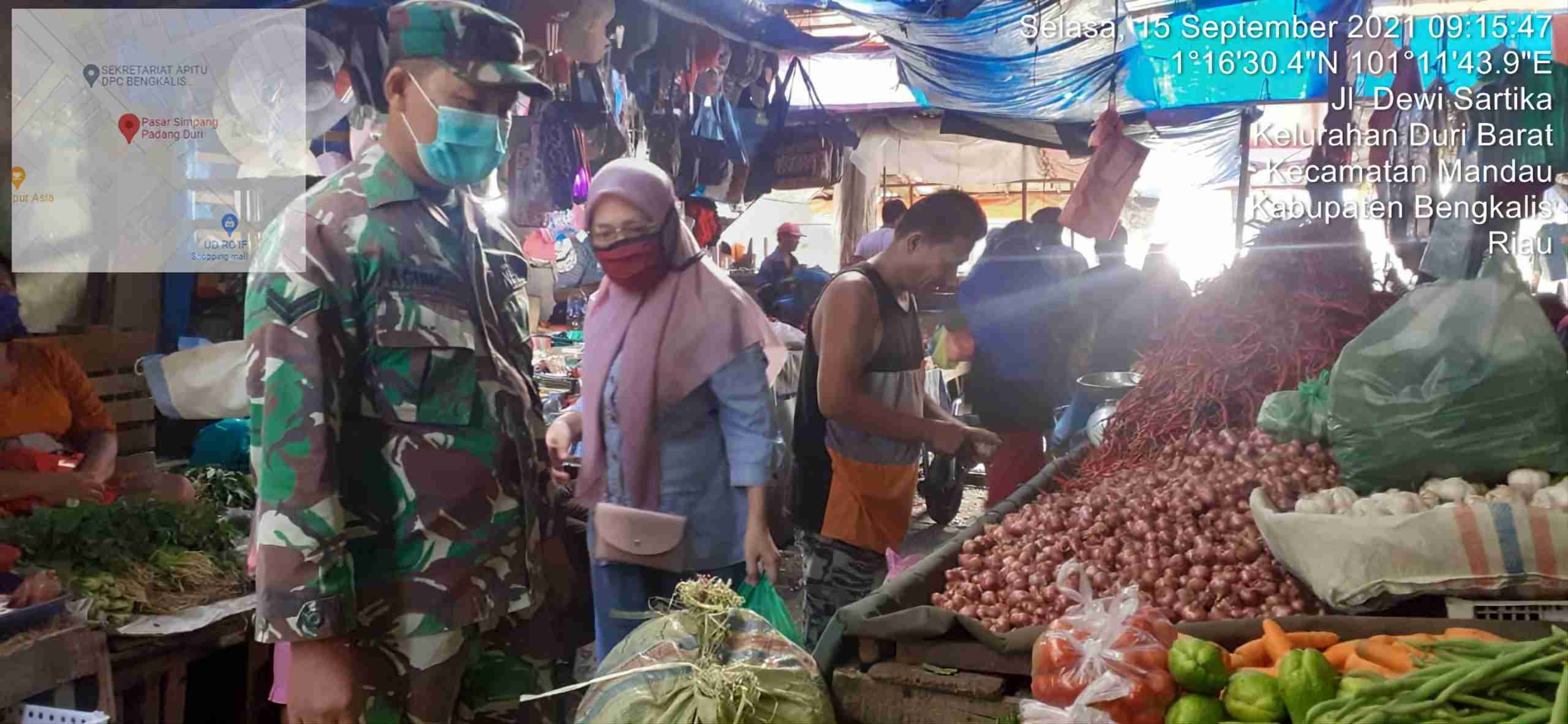 Sosialisasi 3 M di Pasar Sartika Sertu Agung Saputro dan Serda Rosdianto