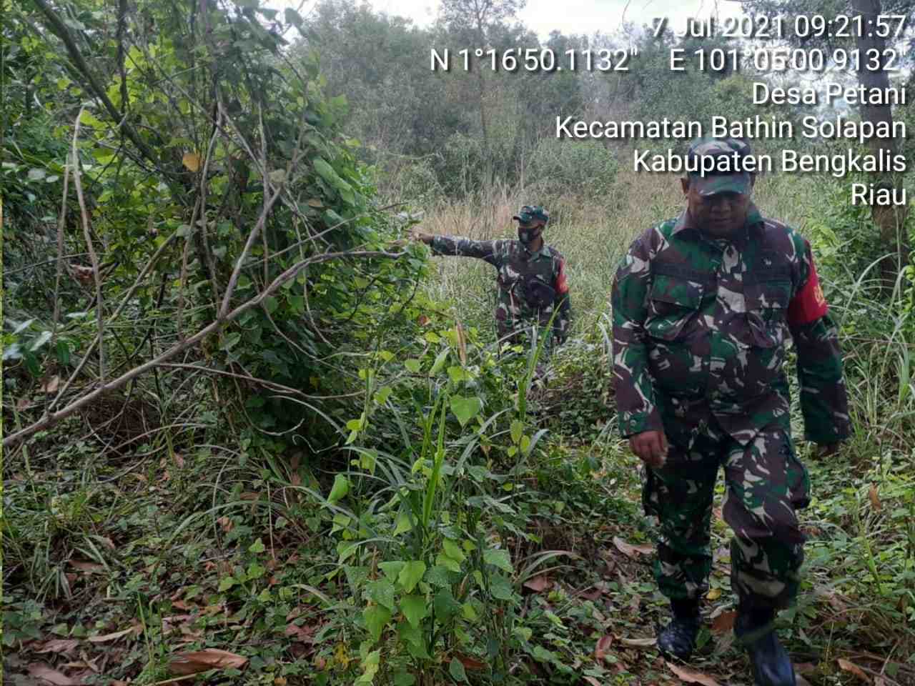 Serma Sutrisno dan Serka Agus Patroli Titik Hot Spot di Desa Buluh Manis