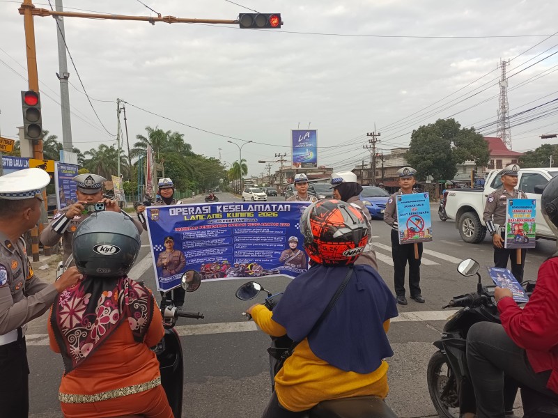 Berikan Edukasi Keselamatan Berlalu Lintas, Sat Lantas Bengkalis Sapa Masyarakat Dengan Ramah