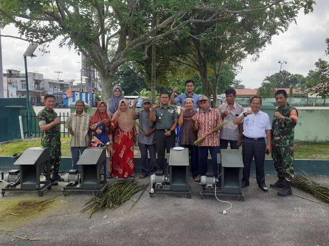 Danramil 03/Mandau Buka Pelatihan Penggunaan Mesin Serut Lidi