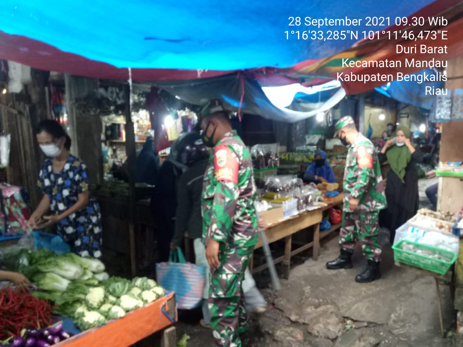 Pengunjung Pasar Dewi Sartika dihimbau Babinsa Serma Yulihar dan Serda Paino