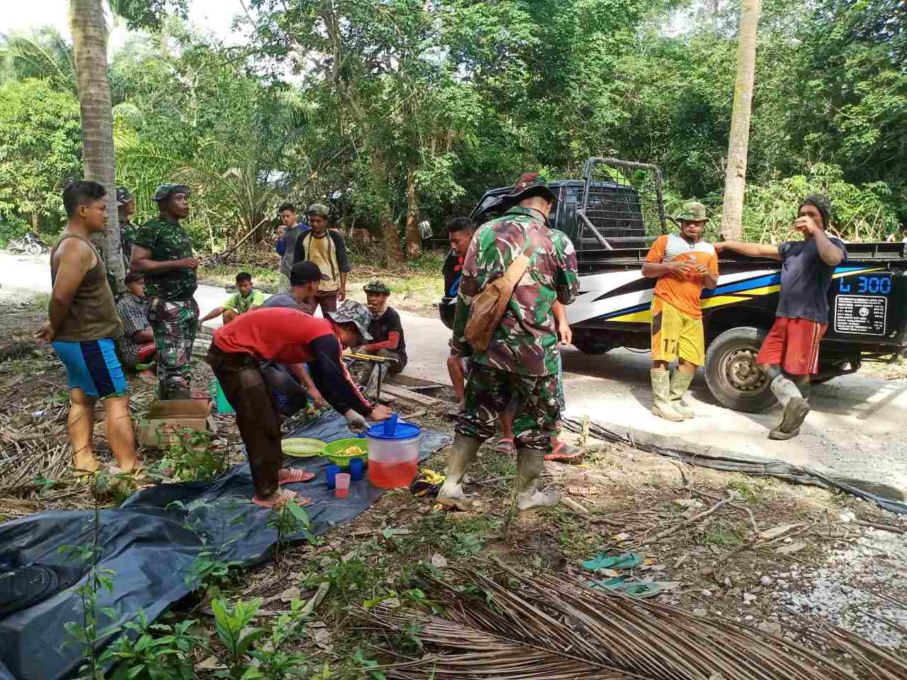 Satgas TNI dan Warga Akrab Dalam Suasana TMMD ke 108 Kodim 0303/Bengkalis.