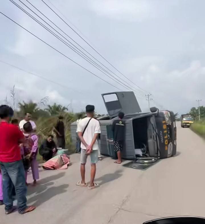 Beredar Viral, Cuplikan Foto Mobil Membawa Tahanan Polisi Alami Lakalantas di Selingsing Perbatasan Dumai