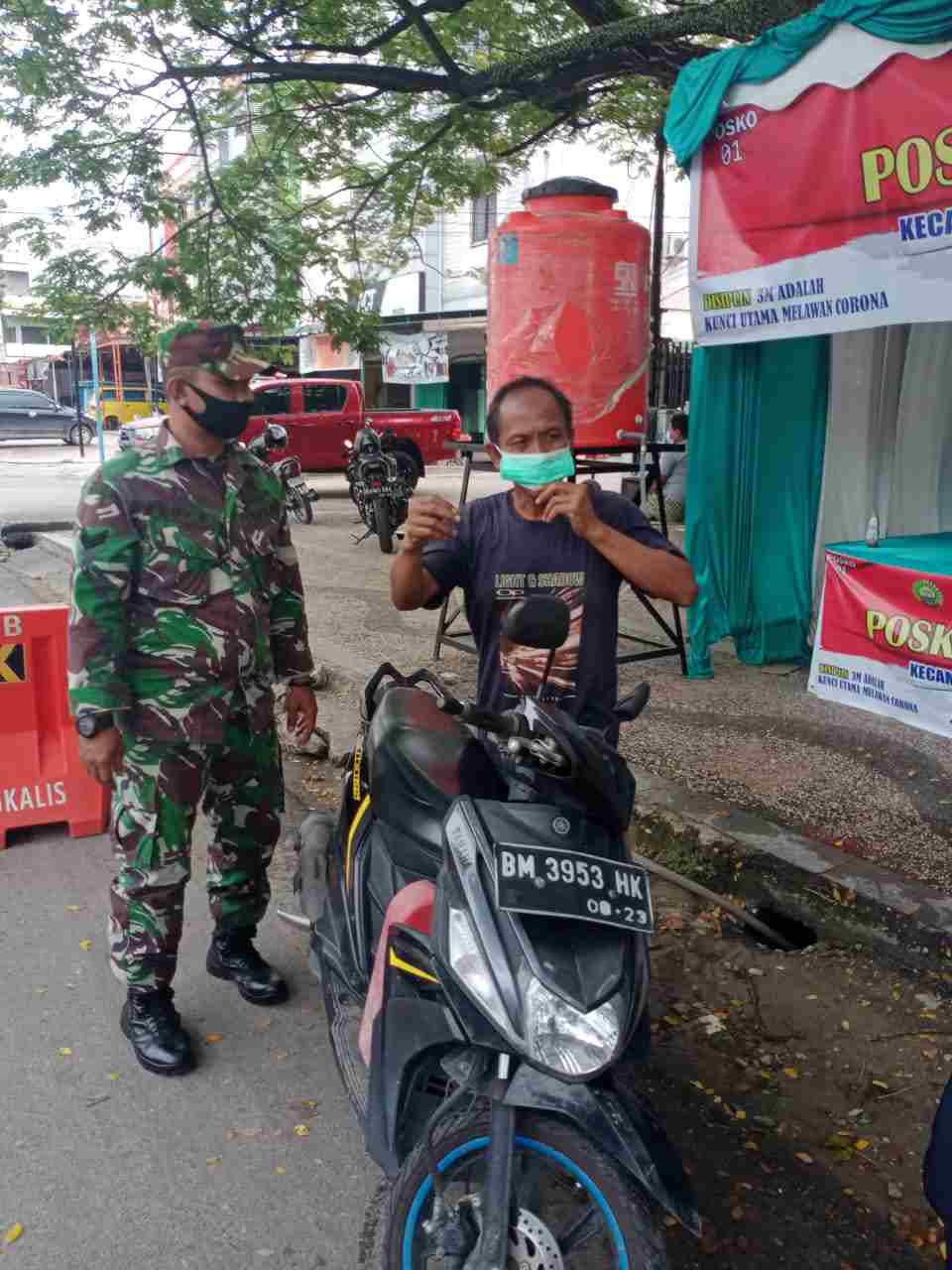 Sertu Roy Pardomuan Ikuti Penerapan 3M di Posko PPKM di Mandau
