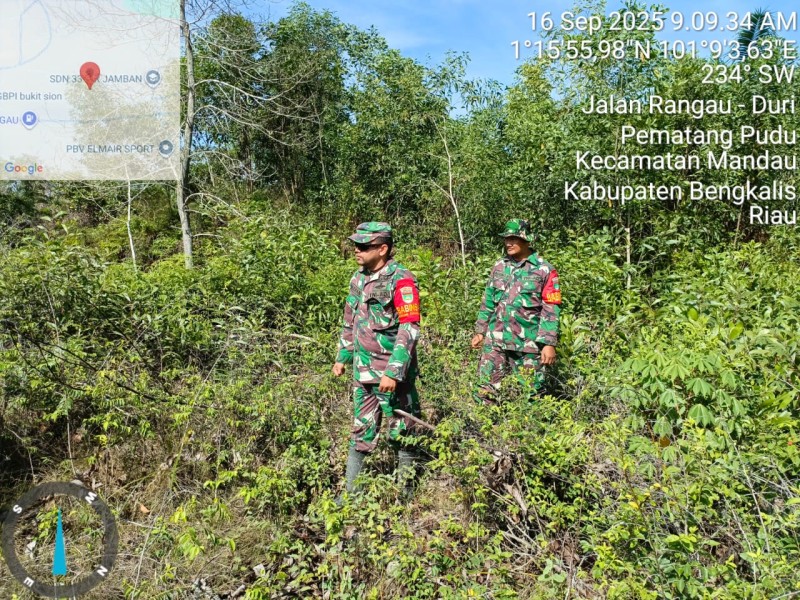 Babinsa Serka TR.Lase, Serka Agung, Koptu M. Khan Patroli Karhutla di Jalan Sakura, Kecamatan Batsol