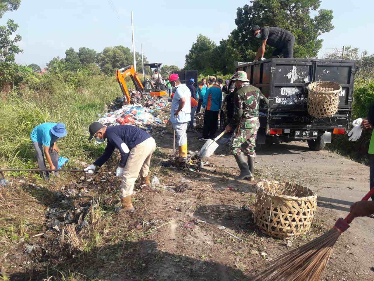 Serka Fauzi, Babinsa Koramil 04/Mandau Goro Bersama di Desa Simpang Padang