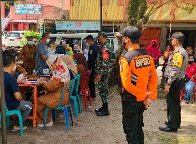 Babinsa Koramil 03/Mandau Pelda Armen Dampingi Vaksinasi di Taman Angsana Duri