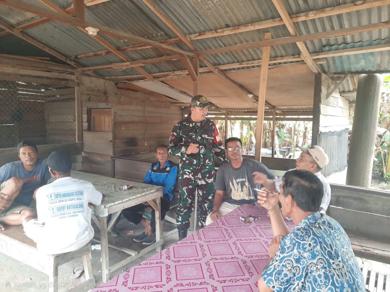 Babinsa Kopda Alif. Berikan Pemahaman Pancasila Kepada Warga Air Jamban, Mandau