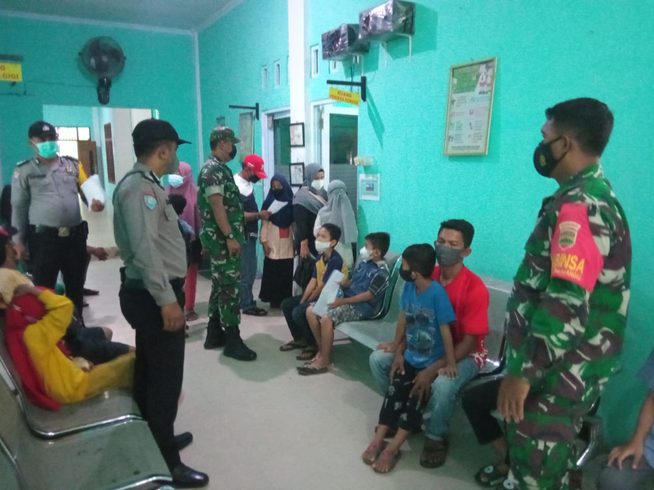 Babinsa Koramil 03/Mandau Pelda Amiruddin Tinjau Pelaksanaan Vaksinasi di UPT Puskesmas Duri Kota