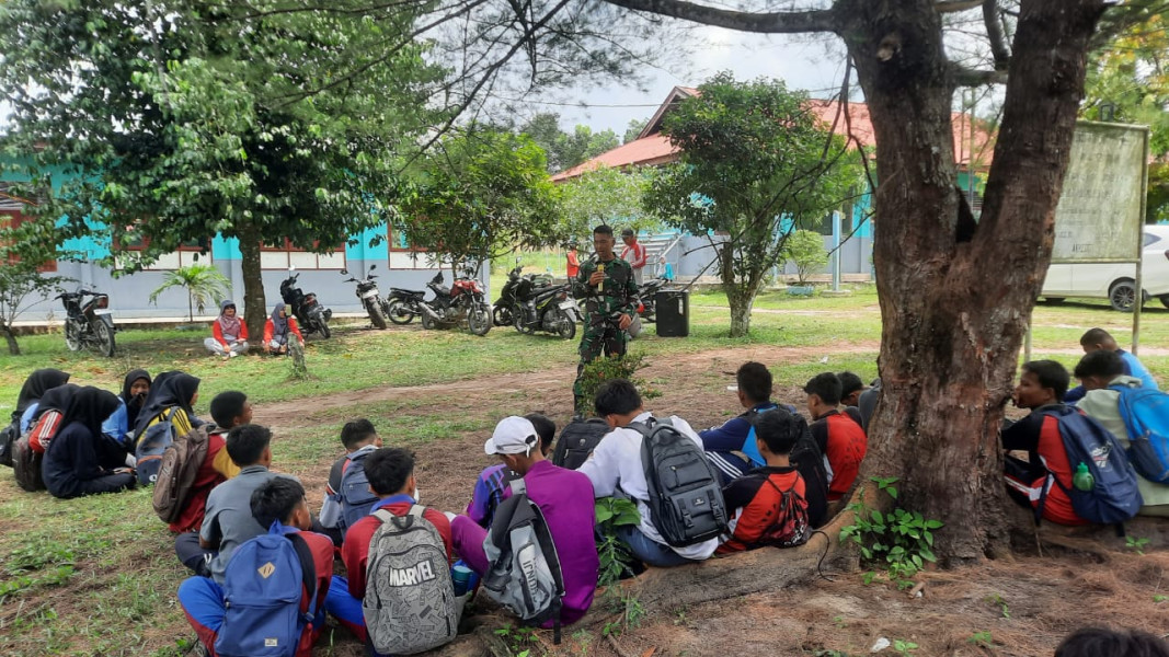 Babinsa Praka Serda M. Fikri Berikan Penyuluhan Pancasila Kepada Siswa di Kampung Pancasila, Air Jamban, Mandau