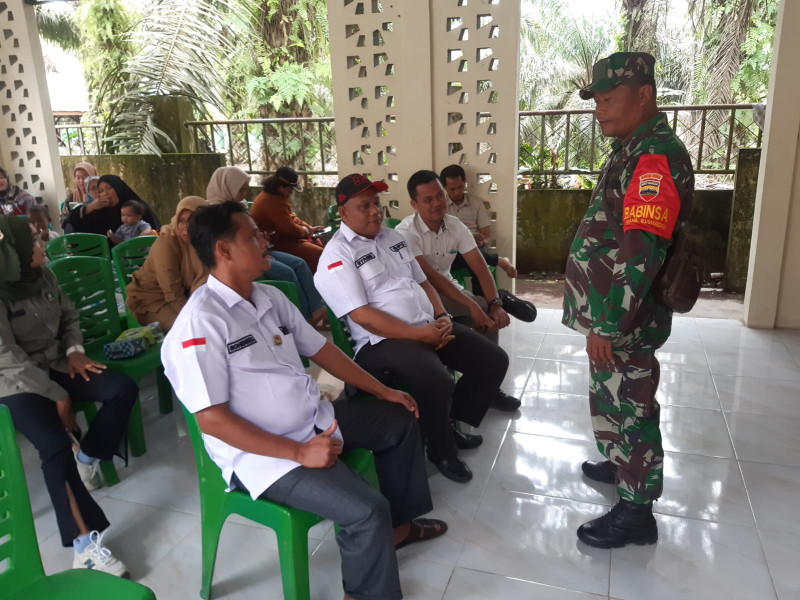 Babinsa Serka N. Saragih Berikan Penyuluhan Pancasila Kepada Warga di Kampung Pancasila, Tengganau, Pinggir