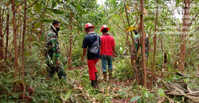 Serda S. Sijabat dan Serda M. Fikri Patroli Karhutla di 2 Desa Talang Muandau