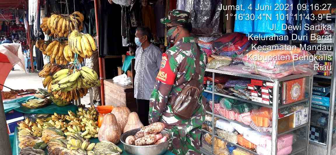 Sertu Agung Himbau Pengunjung Pasar Tradisional Dewi Sartika Agar Protkes