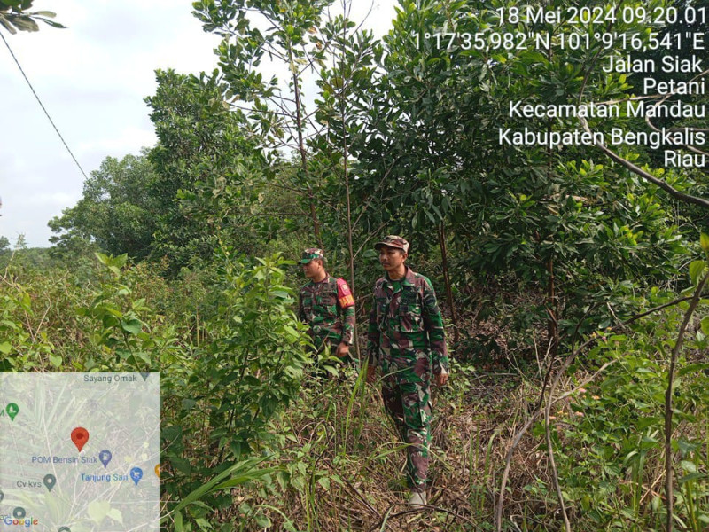 Cegah Karhutla, Babinsa Mandau Serma Suprapto, Praka Amser Manullang di Desa Balai Makam