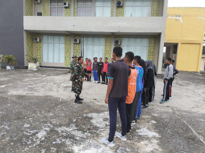 Babinsa Serda AT. Silaban Berikan Komsos Pancasila Kepada Pemuda Desa Pinggir, Kecamatan Pinggir