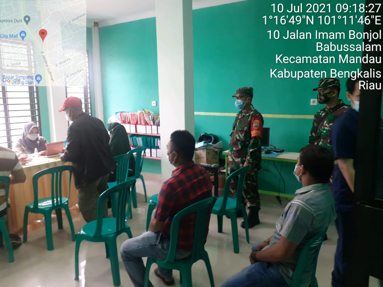 Babinsa Peltu Jefri Dian Tinjau Vaksin Massal Di Puskesmas Duri Kota