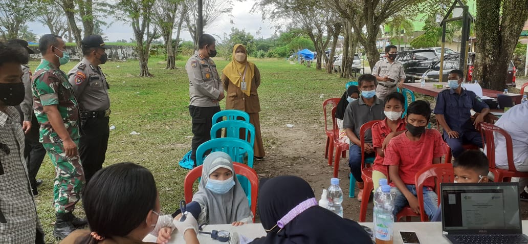 Danramil 03/Mandau Kapten Arh. Jemirianto Pantau Pelaksanaan Vaksinasi di Lapangan Angsana