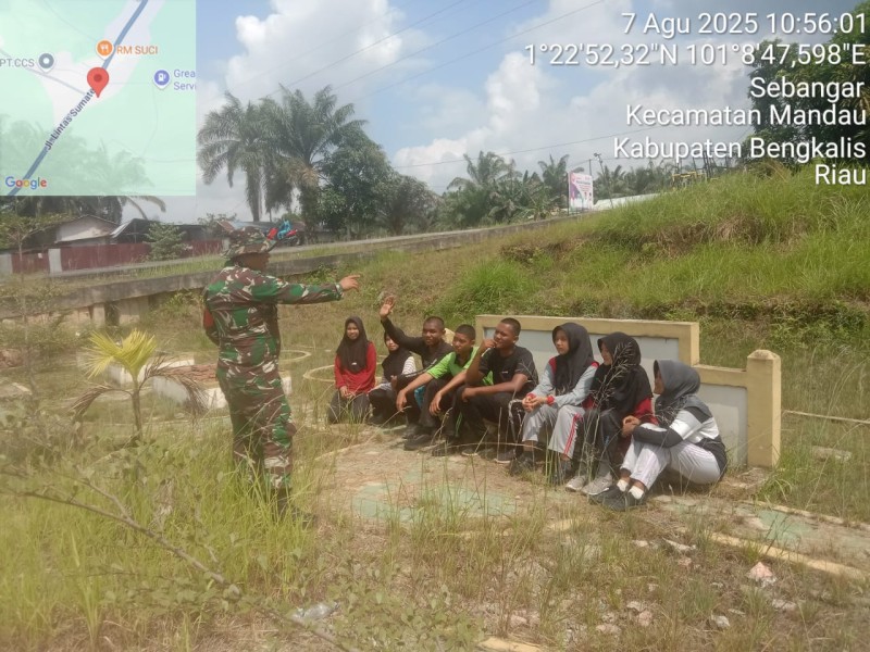 Babinsa Serda Ml. Silaban Berikan Penyuluhan Pancasila Kepada Warga Desa Sebangar Kampung Pancasila