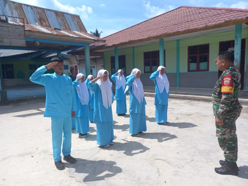 Babinsa Serka Fauzi Latih PBB Kepada Siswa dan Siswi SMPN