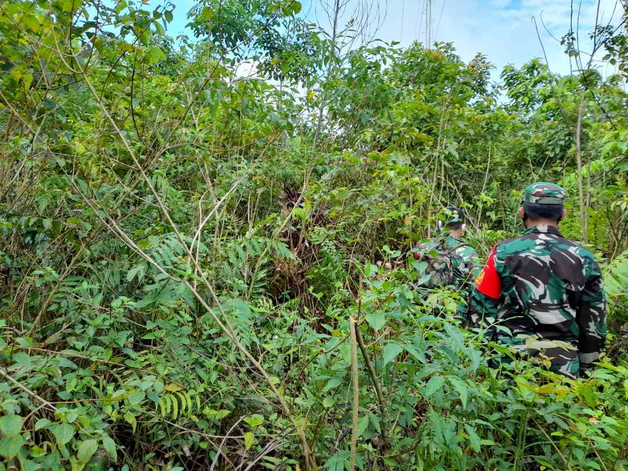 Sertu Alinaspi Memantau Titik Hot Spot di wilayah Desa Bumbung