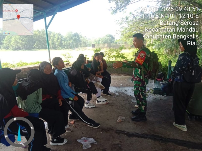 Babinsa Sertu M. Fikri Berikan Penyuluhan Pancasila Kepada Anak - anak Sekolah di Kelurahan Batang Serosa, Kampung Pancasila