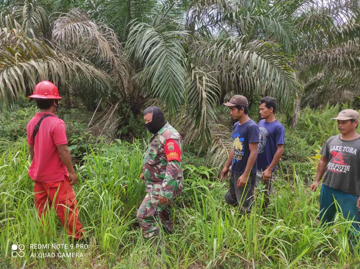Meminimalisir Adanya Hot Spot, Serda Chandrawan dan Serda S. Junaidi Berpatroli