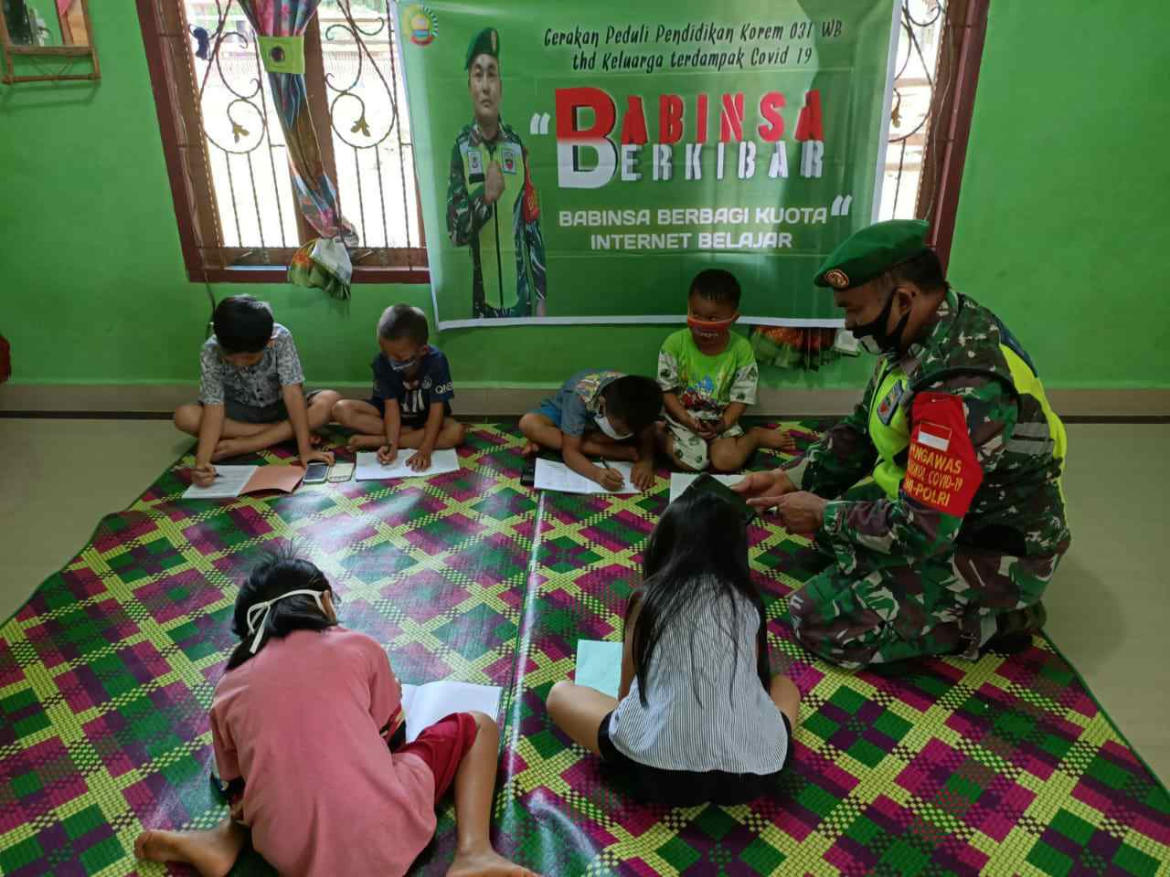 Sertu TR. Lase Bantu Siswa Belajar Dengan Metode Daring di Desa Koto Pait Beringin