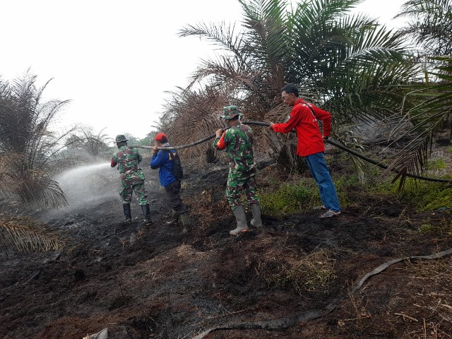 Serka Fauzi Bersama Tim, Upayakan Pemadaman dan Pendinginan di Desa Bumbung