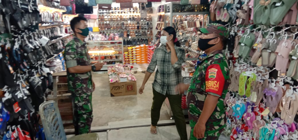 Penegakan Protkes Babinsa Serda P. Sinaga, Serda Joni R dan Praka Alif di Jalan Sudirman
