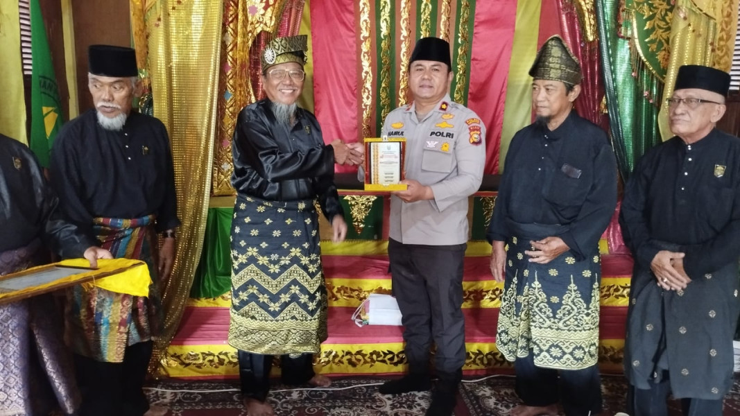 Kompol Hairul Hidayat, SIK, MM, MH, Terima Penghargaan Dari LMAR Mandau Sebagai Reaksi Cepat Hukum dan Kamtibmas