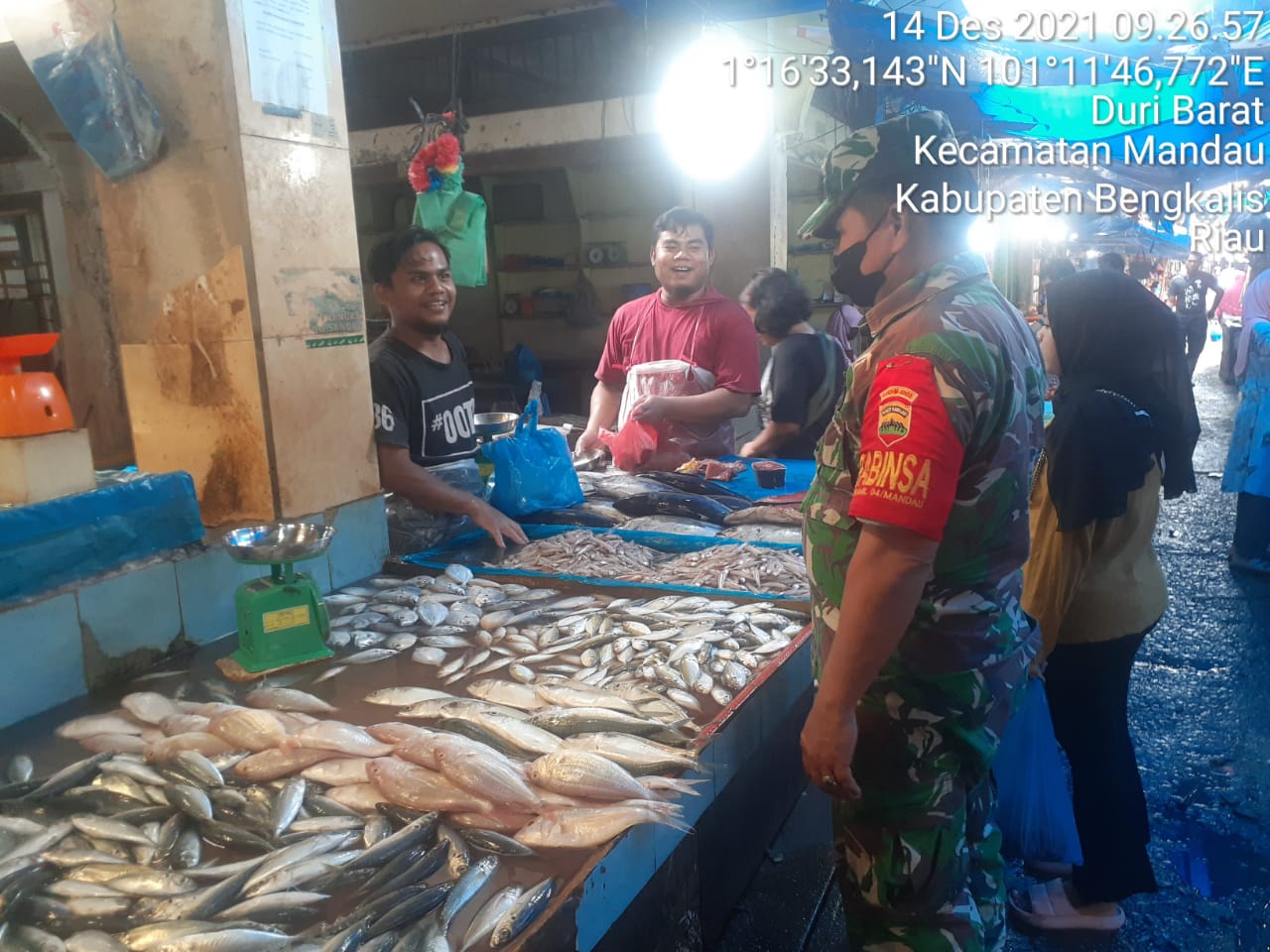 Serka Agusliadi dan Serka Fauzi Himbau Protokol Kesehatan di Pasar Dewi Sartika