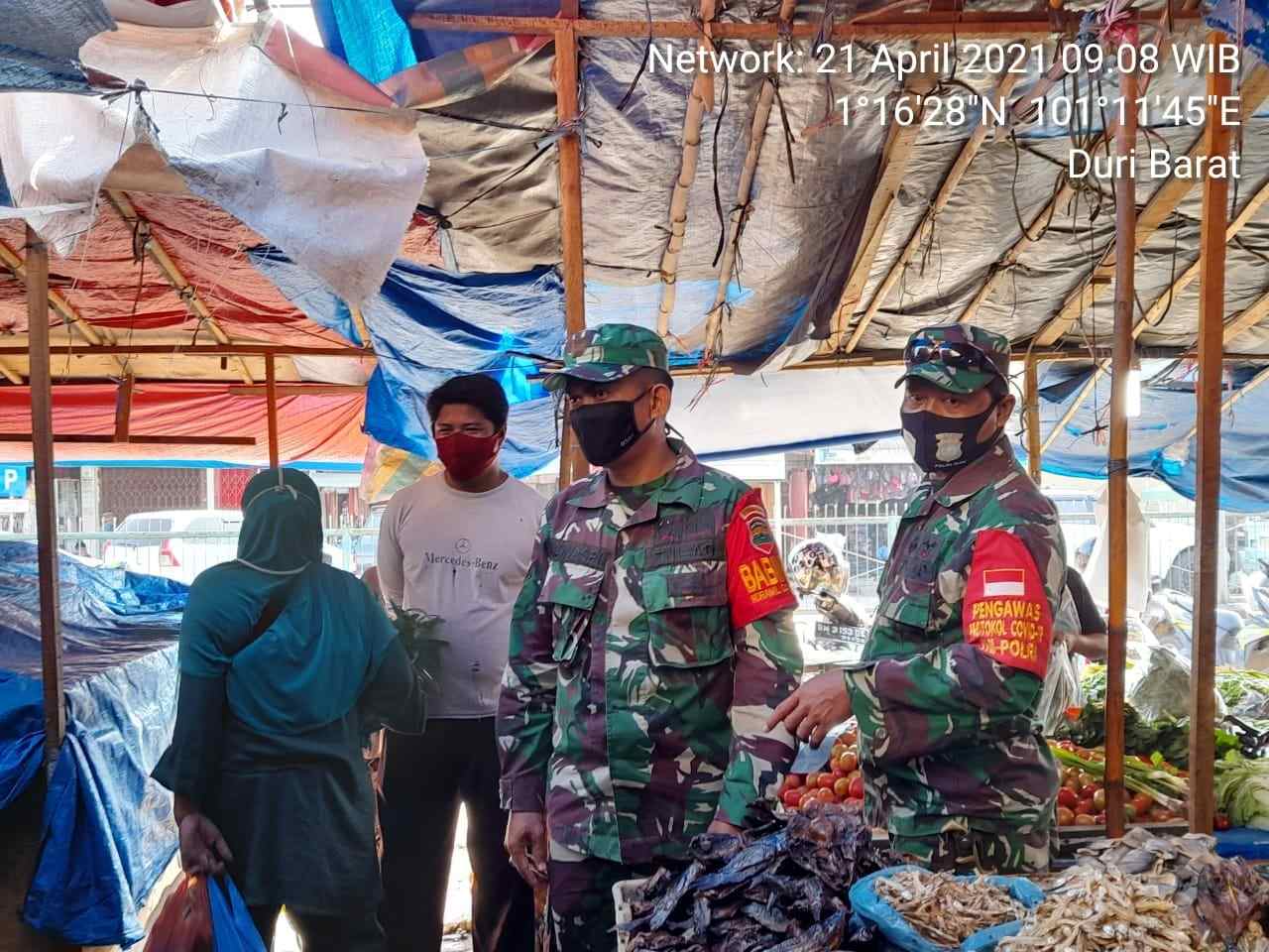 Sertu Alinaspi Menghimbau Pengunjung Pasar Dewi Sartika Agar Gunakan Masker