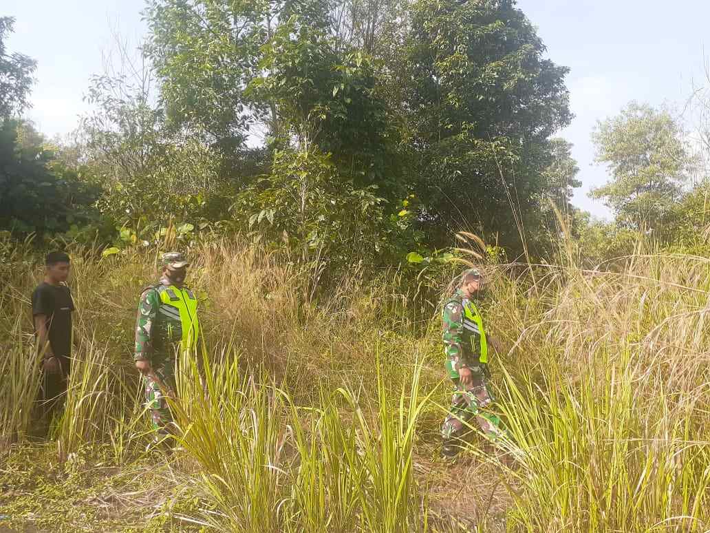 Jelang Lebaran Serda Agusliadi Patroli Karhutla di Desa Petani