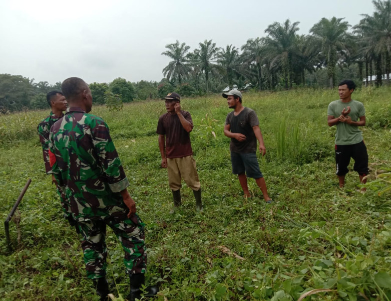 Terus Laksanakan Patroli, Babinsa Koramil 03/Mandau Pelda Sutrisno dan Sertu S. Handoko di Desa Air Kulim