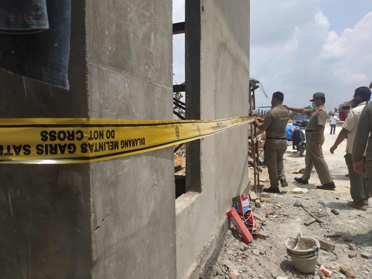 Tegas, Satpol PP Pekanbaru Hentikan Pembangunan Perumahan Elite