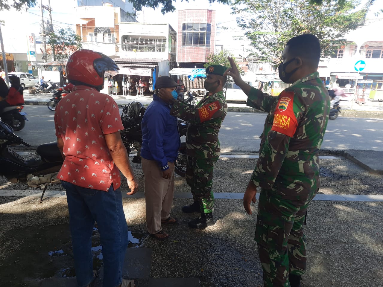 Sertu Agung, Sertu Roy Pardomuan dan Serda Ahmad Junaidi Himbau Protkes di Depan Kantor Camat Mandau