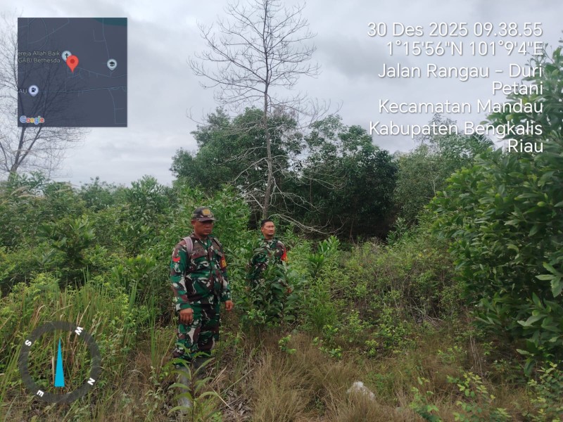 Babinsa Serka Agung, Koptu Bambang, Praka Amser  Simanungkalit Patroli Karhutla di Desa Petani, Batsol, Bengkalis