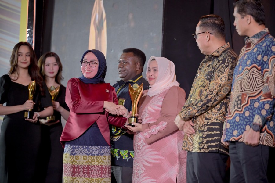 Komitmen Majukan Ekonomi Kerakyatan, Bupati Kasmarni Raih Penghargaan Bakti Koperasi Nayaka Mahambara 2026